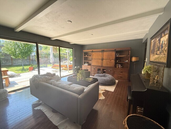 Foto del edificio - Updated Three Bedroom Ranch House with mod...