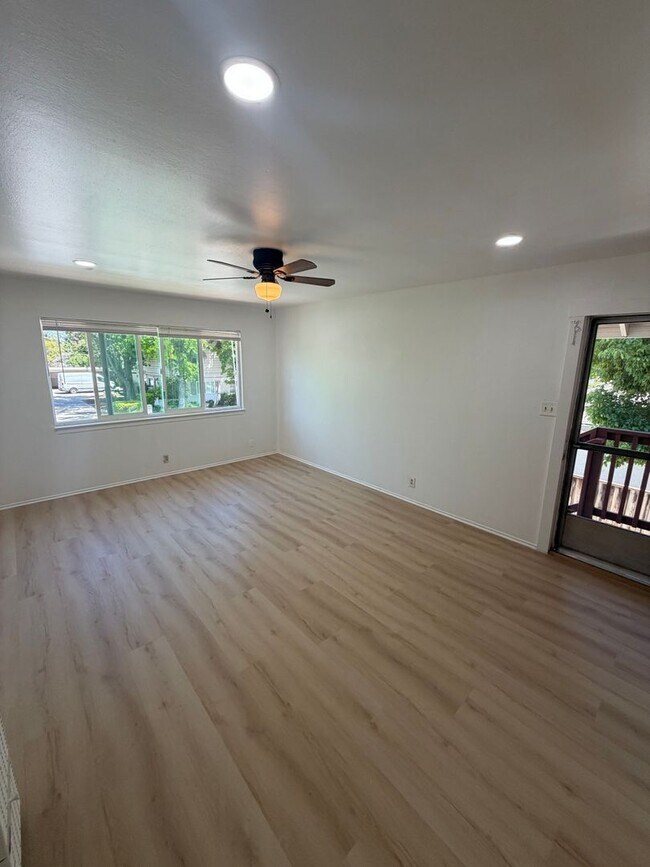 Foto del edificio - 831 Opal Dr