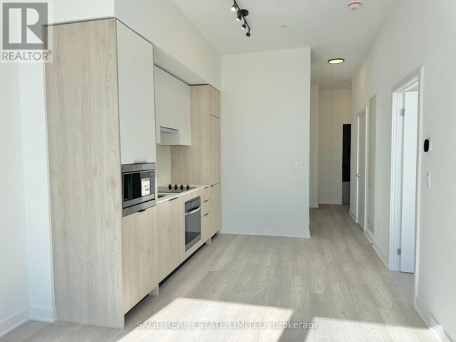 Building Photo - 1007 The Queensway