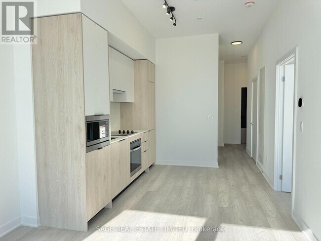 Photo du bâtiment - 1007 The Queensway