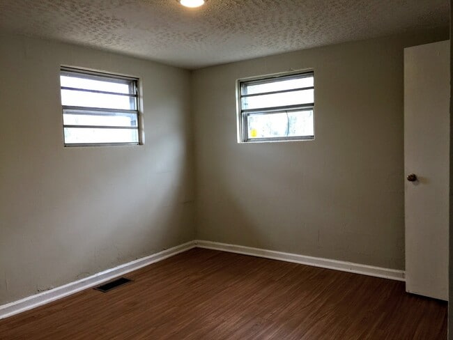 Building Photo - 2 Bedroom