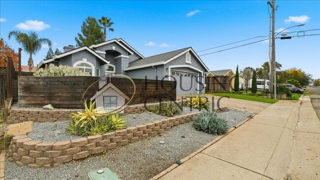 Foto del edificio - Stunning Single Story Fair Oaks Rental with Large Backyard in GREAT LOCATION!