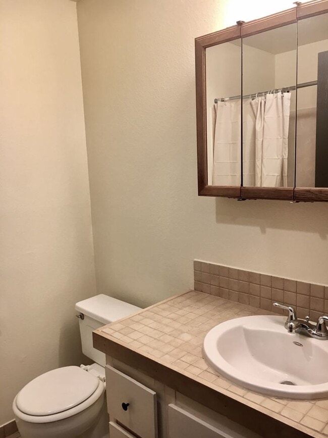 Foto del edificio - Charming 2BD/1.5BA Corner Unit in Serene, ...