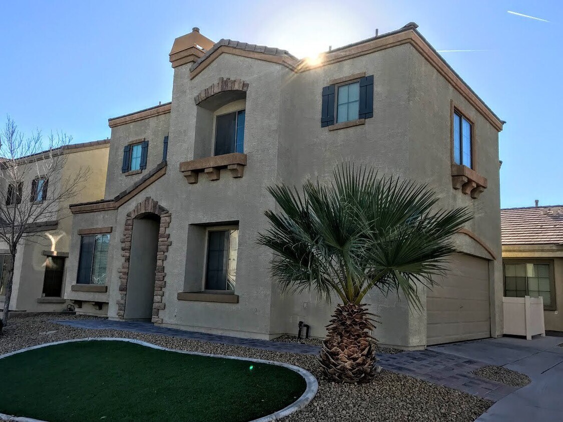 Foto principal - Great 3 bedroom 2.5 Townhouse with a 2 car...