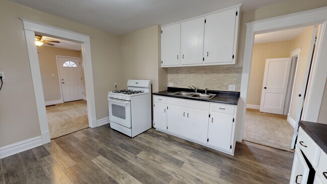 Kitchen - 818 N Center St