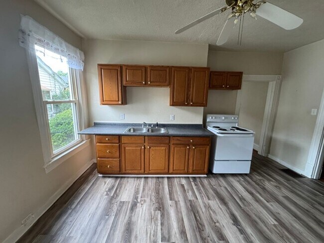 Building Photo - Charming 2 Bedroom Bungalow