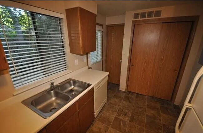 Building Photo - "Charming 2-Bedroom Retreat with Modern Co...