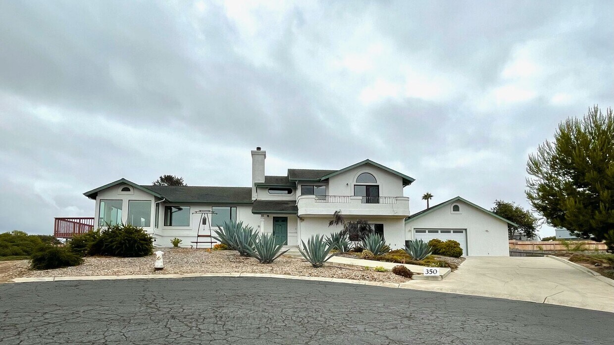 Primary Photo - Custom Built 4 Bedroom Home on a Large Gro...