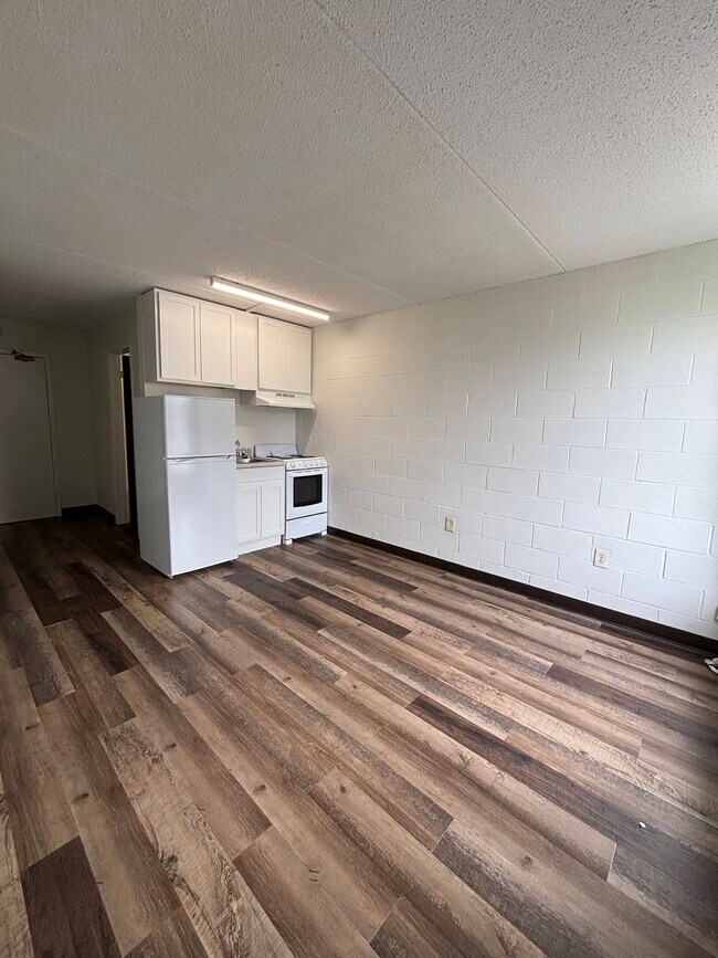 Photo du bâtiment - NEWLY RENOVATED - BACHELOR UNITS