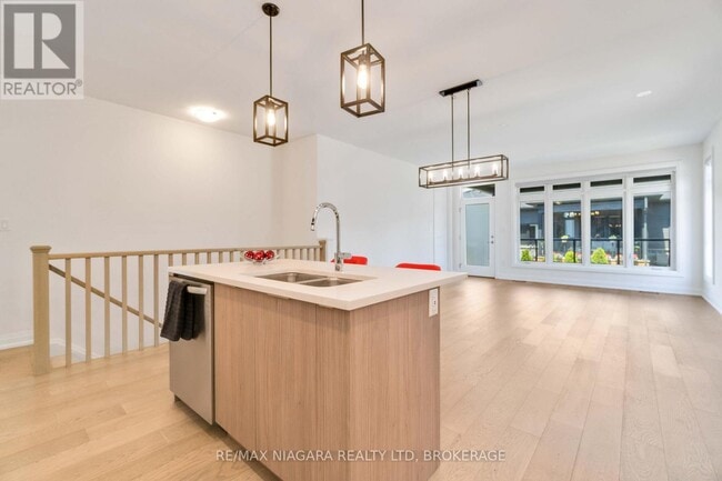 Building Photo - 9150 Willoughby Dr