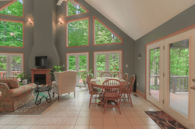 Building Photo - 610 Hickory Point Dr