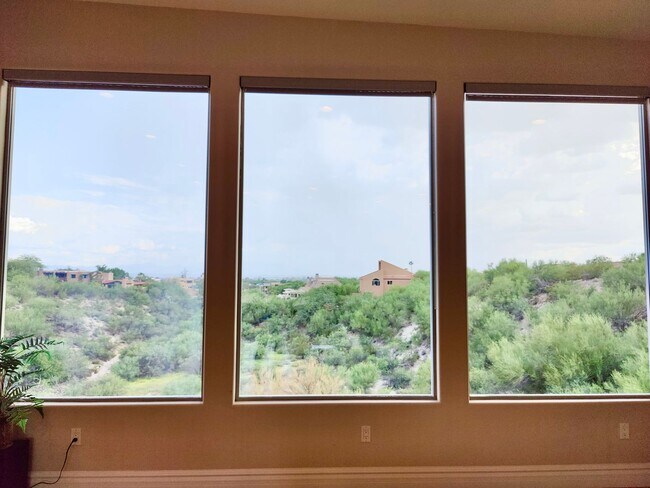 Foto del edificio - Mountain and City Views from this Furnished Rental!