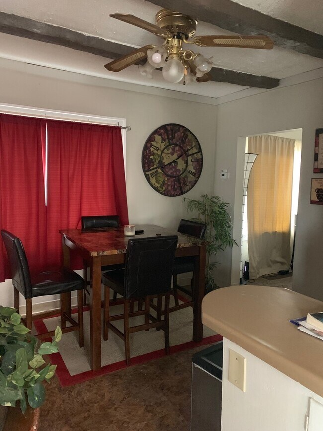 Foto del edificio - Spacious 3 Bedroom 1 Bath Unit in North Mi...