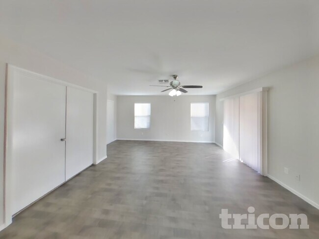 Foto del edificio - 11445 W Cambridge Ave