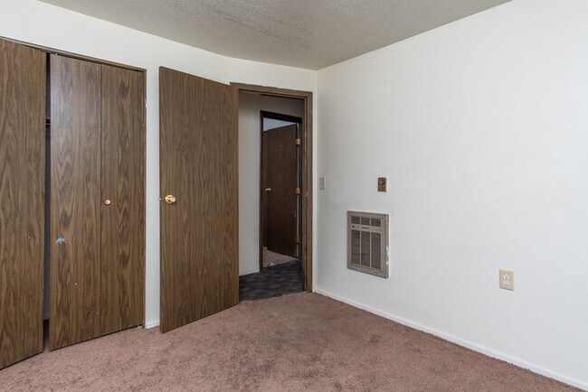 Building Photo - Pet Friendly, 2 bedroom apartment