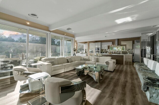 Foto del edificio - 1737 Sunset Plaza Dr