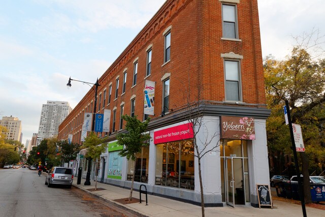 Primary Photo - 2208 N Clark St