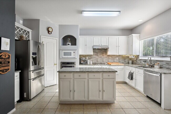 Foto del edificio - "Discover Comfort & Style: Spacious 3-Bedr...