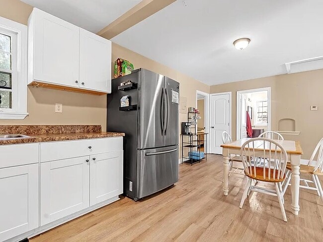 Foto del edificio - 3704 Friar Tuck Rd