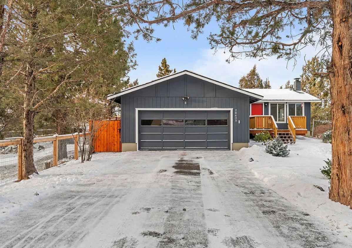 Primary Photo - Charming 3 Bedroom home with expansive bac...