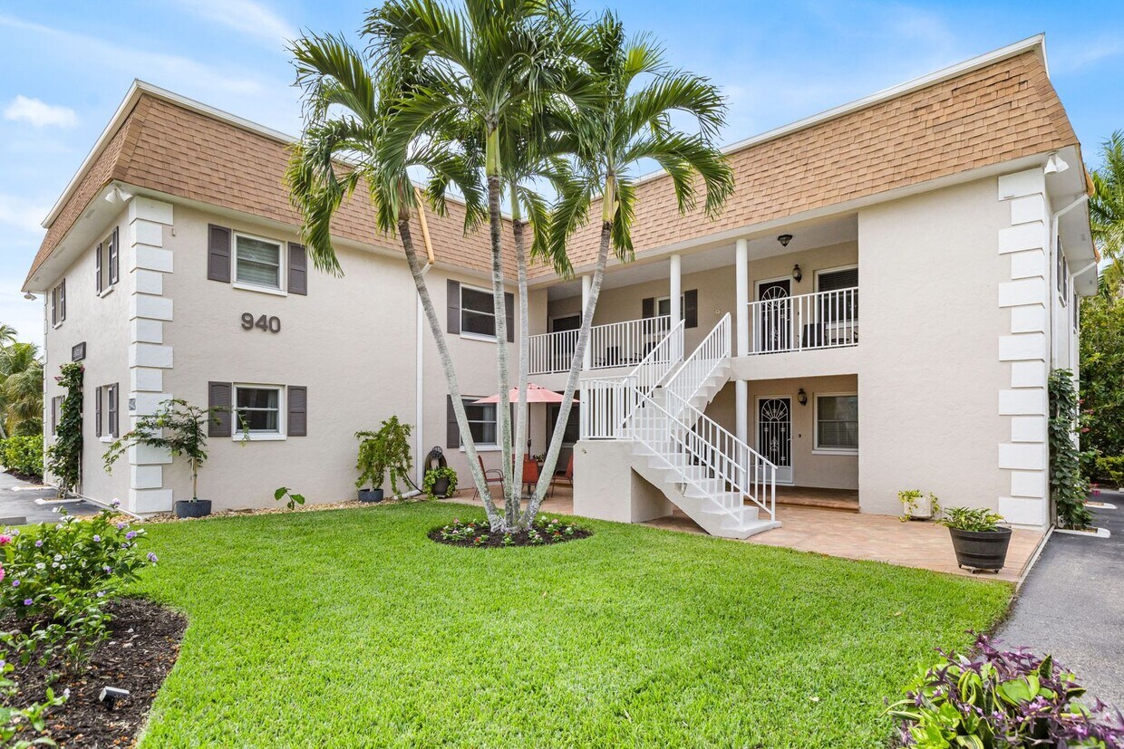 ** OLDE NAPLES ** 2 BED / 1 BATH CONDO House Rental in Naples, FL