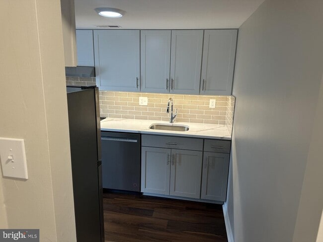 Building Photo - 56 Hermitage Dr