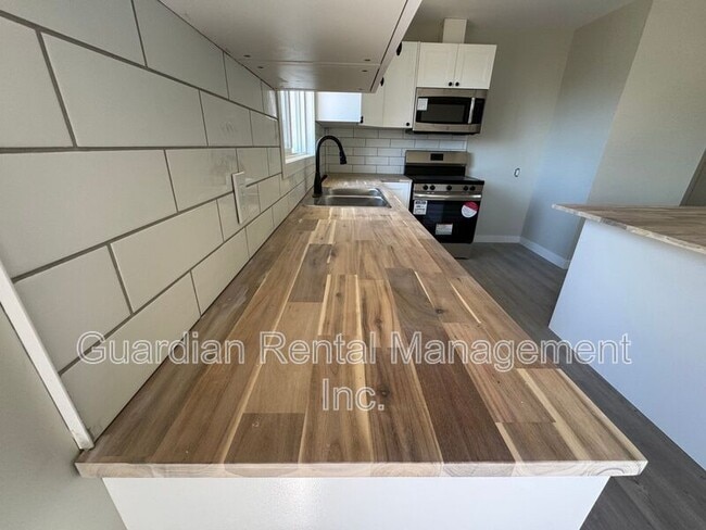 Building Photo - 329 Albany St