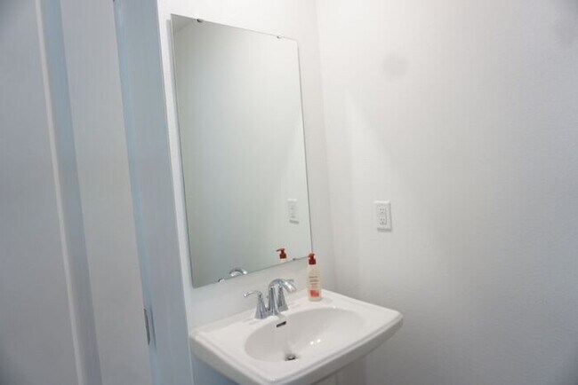 Foto del edificio - Brand New 3 Bedroom 2.5 Bathroom Townhome. No Additional fees