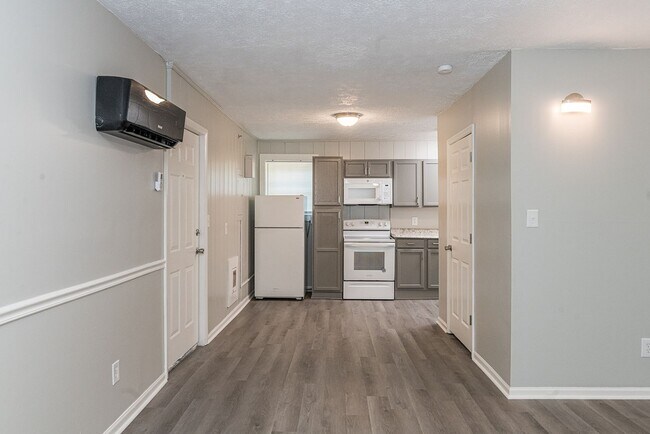 Foto del edificio - Beautifully FULLY RENOVATED 2 Bdr 1 bath i...