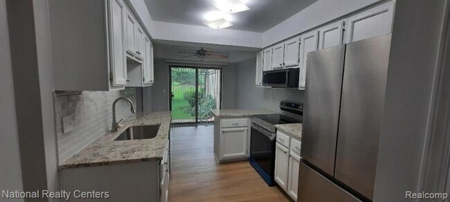 Building Photo - 300 Meadow Bridge Dr