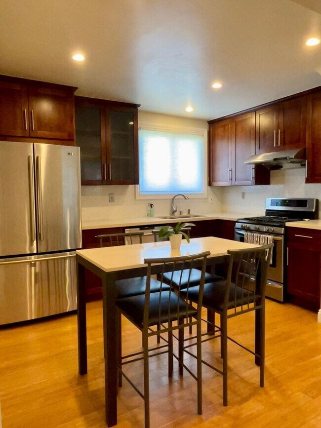 Building Photo - Beautiful 3 bed 1 bath conveniently locate...
