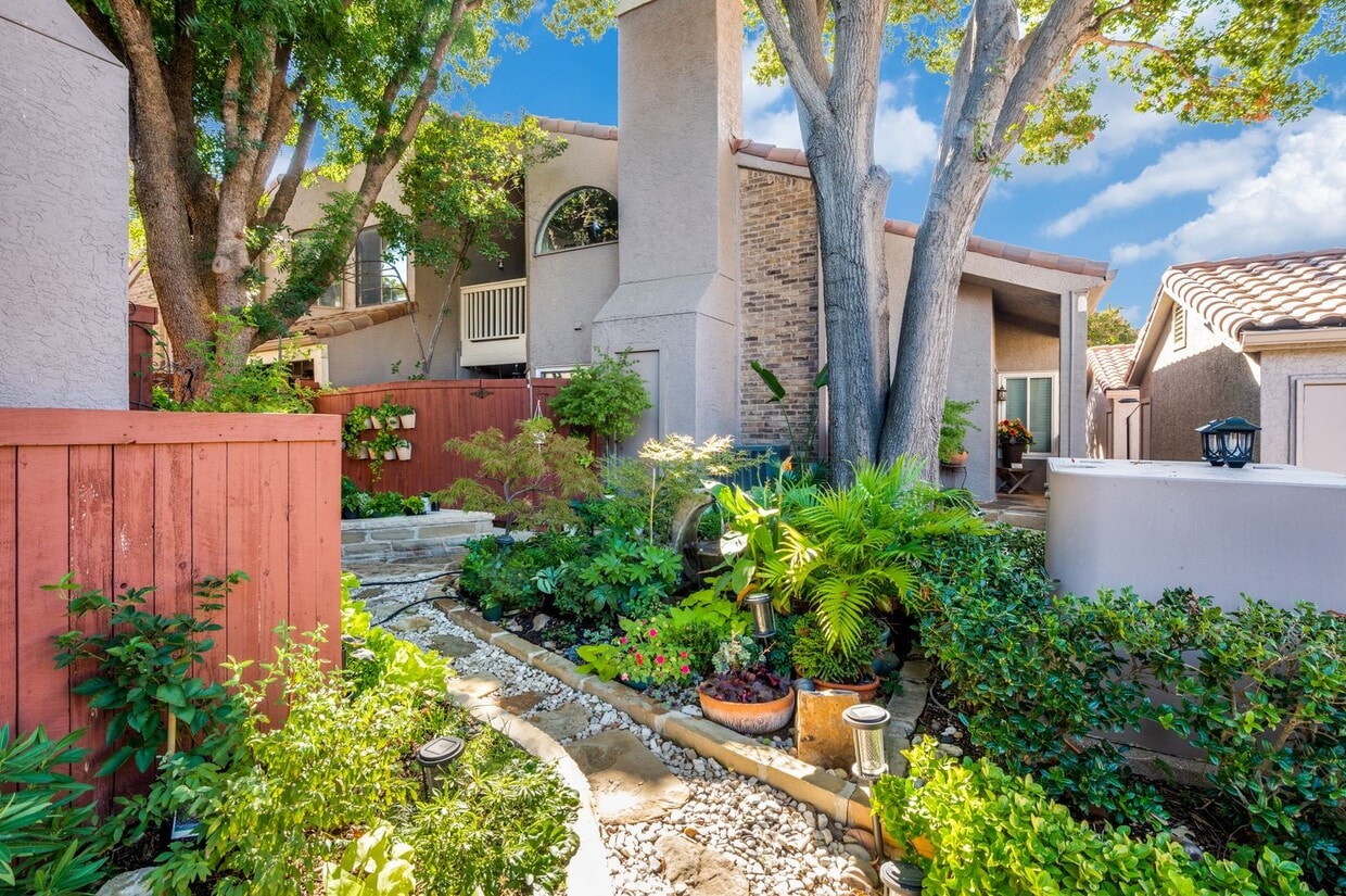 Charming 2 Bed, 2 Bath Condo in North Dall... - Charming 2 Bed, 2 Bath Condo in North Dall...