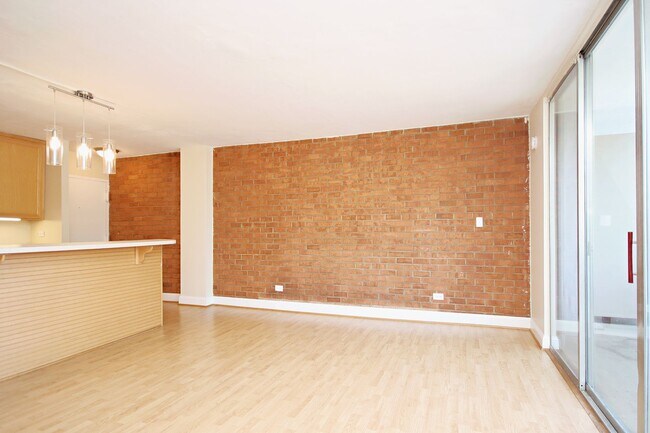 Building Photo - Student-Friendly UVA Apartment (Lease Pend...