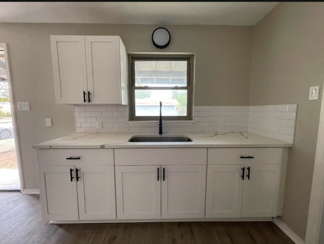 Foto del edificio - 2739 W Woodlawn Ave