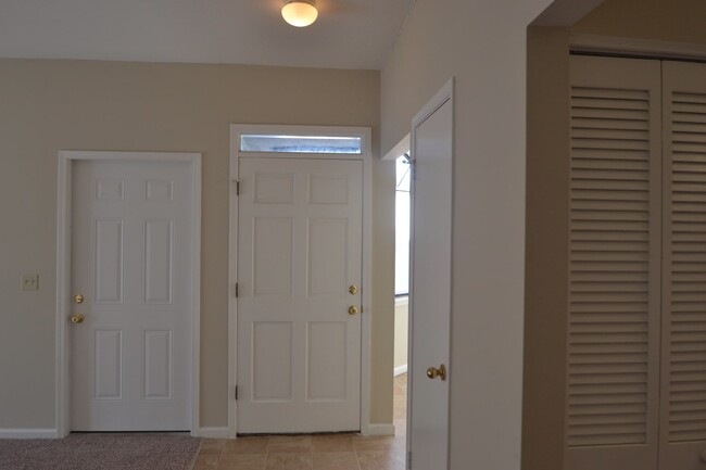 Foto del edificio - 1651 Ashwood Cir