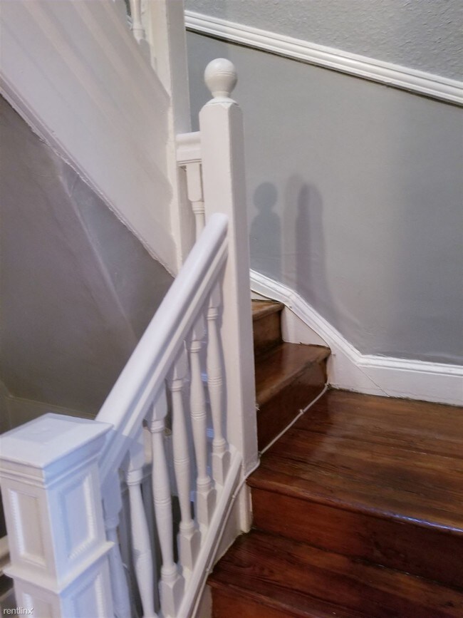 Building Photo - 3 br, 1.5 bath Townhome - 2369 McCulloh St...