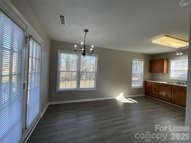 Foto del edificio - 1742 Park Terrace Ln