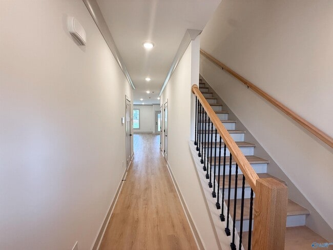 Building Photo - 18 Whispering Oak Dr SW