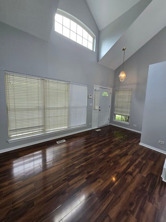 Building Photo - 844 Violet Cir