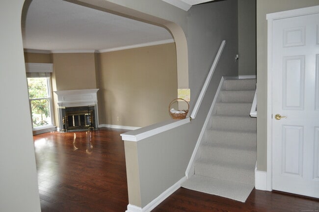 Building Photo - 8 Sycamore Ln