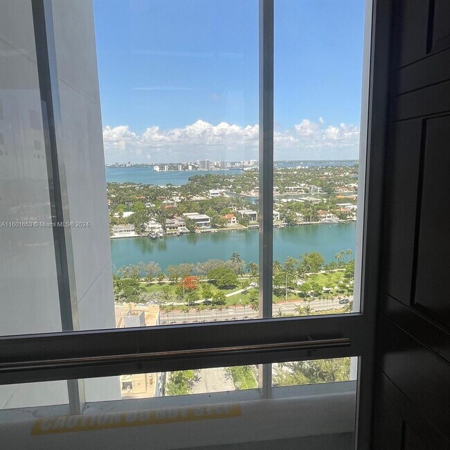 Foto del edificio - 6365 Collins Ave