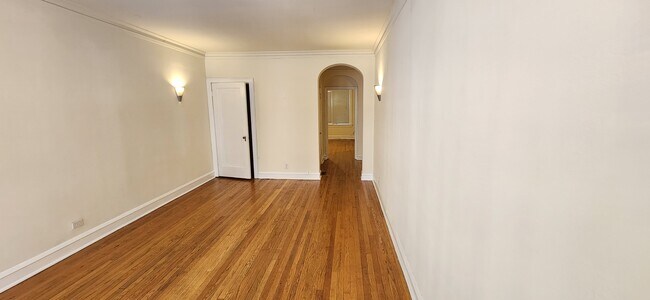 Living Rm - 2051 W North Ave