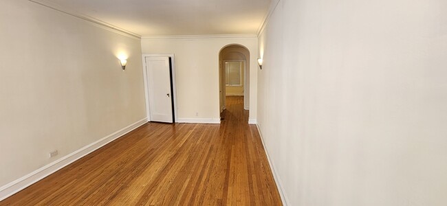 Living Rm - 2051 W North Ave