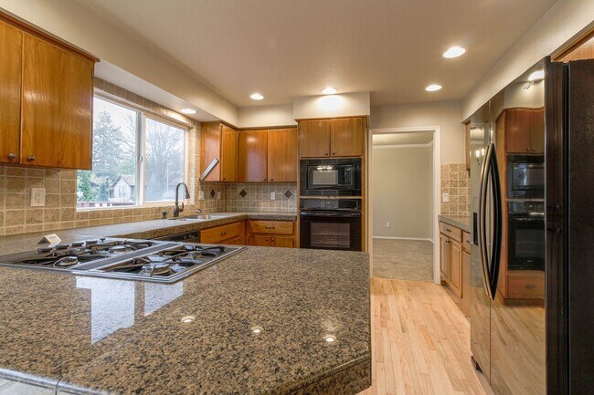 Foto del edificio - Beautiful large Lakeview Estates 5 Bedroom 2.5 Bathroom Home - Columbia River High School