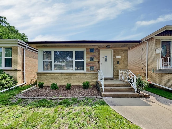 Building Photo - 5715 N Nagle Ave