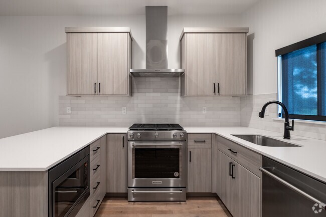 2BD , 2,5BA - 1275SF - Carlsbad Crossing Townhomes