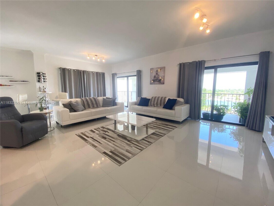 Foto principal - 5415 Collins Ave