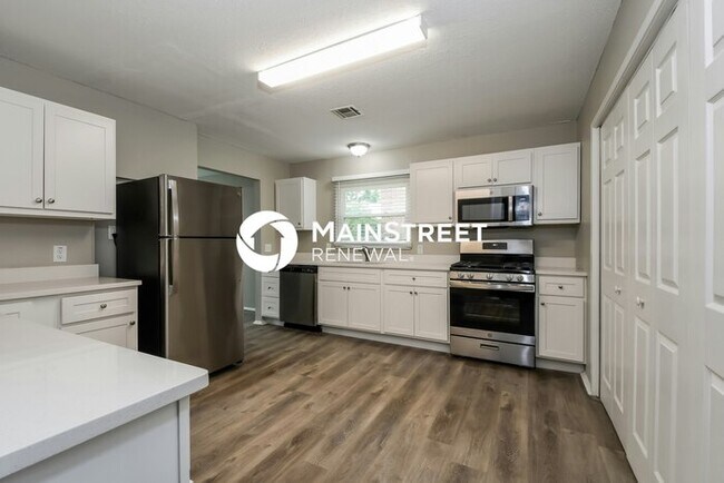 Building Photo - 3 Bedroom Pet-Friendly Home in St. Louis, MO with Main Street Renewal