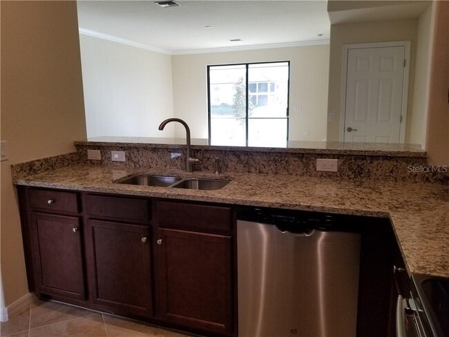 Foto del edificio - "Spacious 3-Bedroom Townhouse with Lake Views & Modern Finishes in Gran Paradiso"