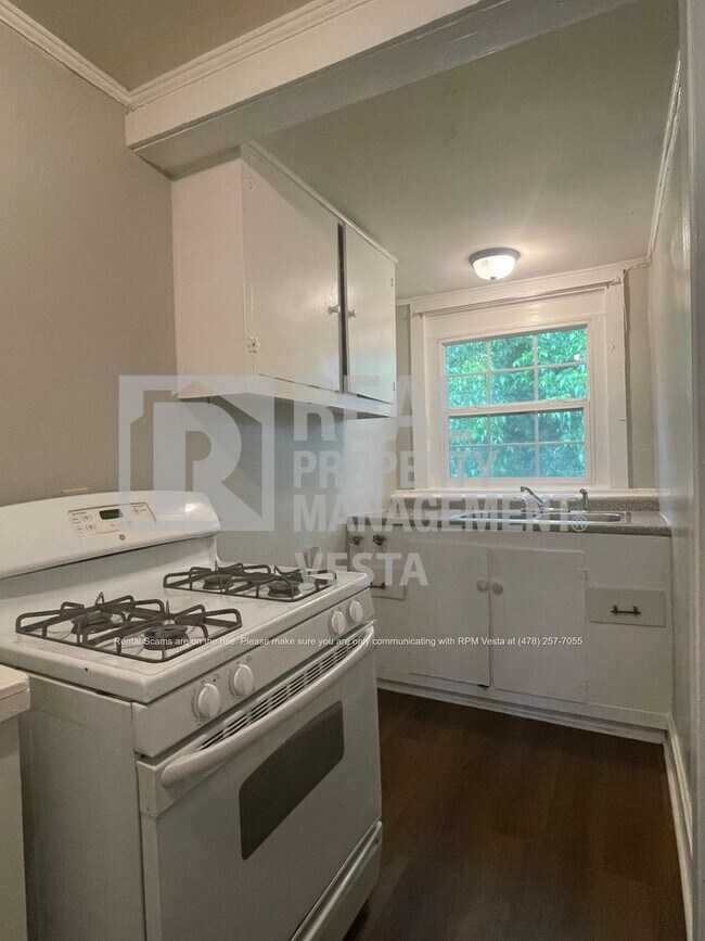 Building Photo - One Bedroom Apartment on Vineville Ave at ...